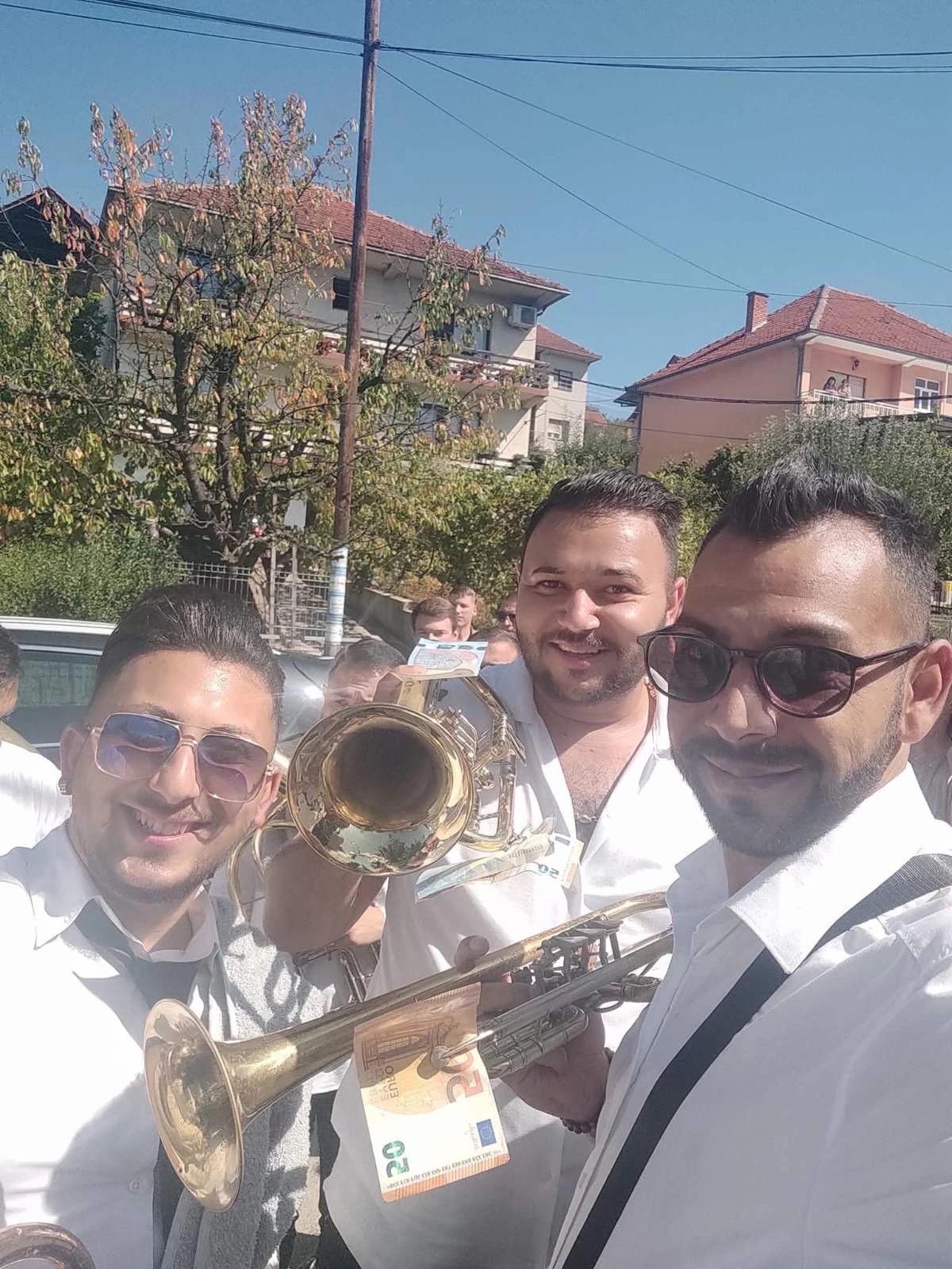 Milan Mića Petrović sa trubom u plavom odelu